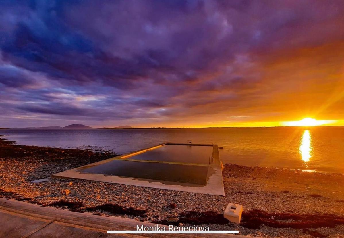 Seascape On The Edge Of Town: 4 Beds All Ensuite. Belmullet Buitenkant foto